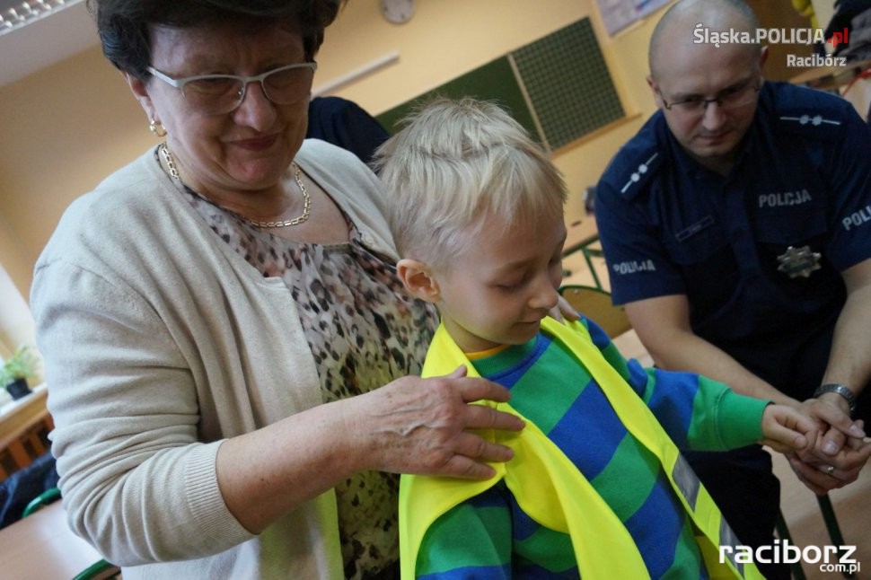 SP w Zawadzie Książęcej: Pierwszaki otrzymały odblaski od policjantów