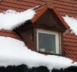 Uwaga! Ciężki śnieg zalega na dachach. Zagraża przechodniom