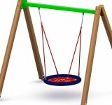 Nowy plac zabaw przy „osiemnastce”