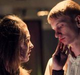 Spektakl „Prawiek” Olgi Tokarczuk na schodach biblioteki