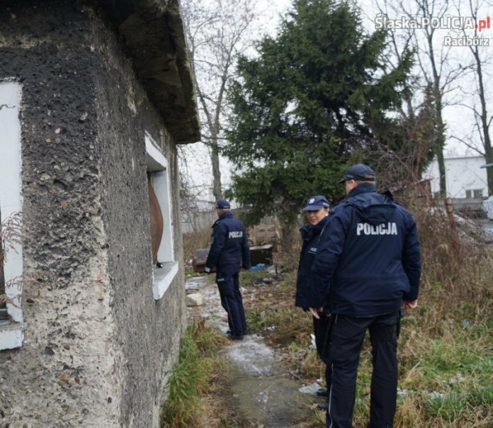 Racibórz. Dzielnicowi sprawdzają pustostany i pomagają osobom bezdomnym Racibórz. Dzielnicowi pomagają bezdomnym