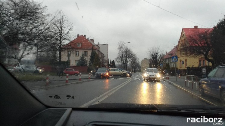 Wypadek w Raciborzu na skrzyżowaniu Ogrodowej Słowackiego i Karola Miarki