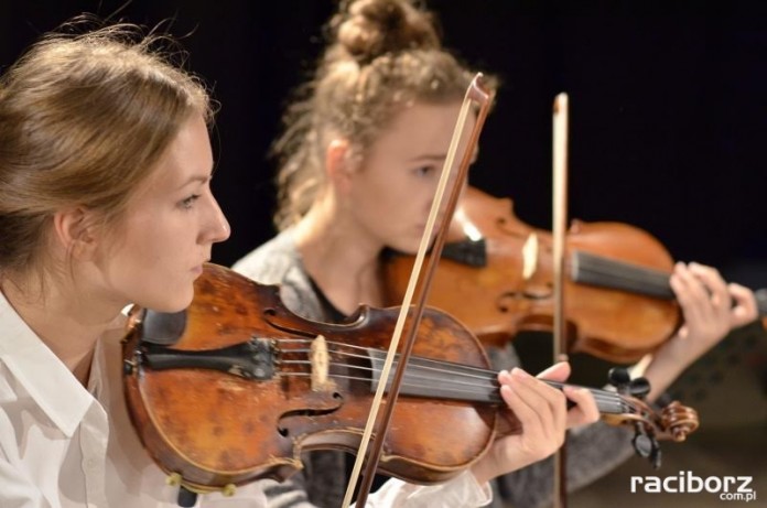 Racibórz. Koncert Letni w Parku im. Miasta Roth. Żeńska Orkiestra Kameralna