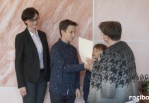 Gratulacje na sesji. Wójt Nędzy wręczyła uczniom stypendia