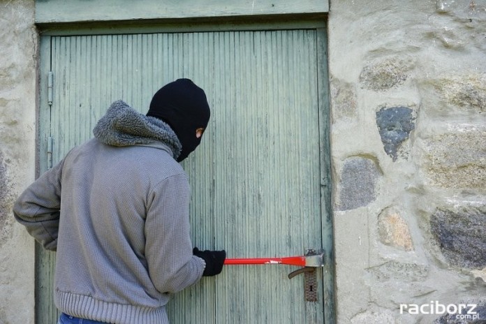 Raciborska policja apeluje: Zabezpieczmy domy przed włamywaczami