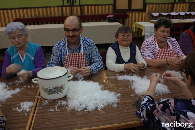 Tradycyjne szkubanie perza w Borucinie