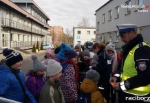 Uczniowie z Pawłowa złożyli wizytę raciborskim policjantom