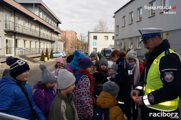 Uczniowie z Pawłowa złożyli wizytę raciborskim policjantom