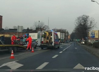 Trzy pojazdy zderzyły się na Piaskowej w Raciborzu. Śmigłowiec zabrał dziecko do szpitala