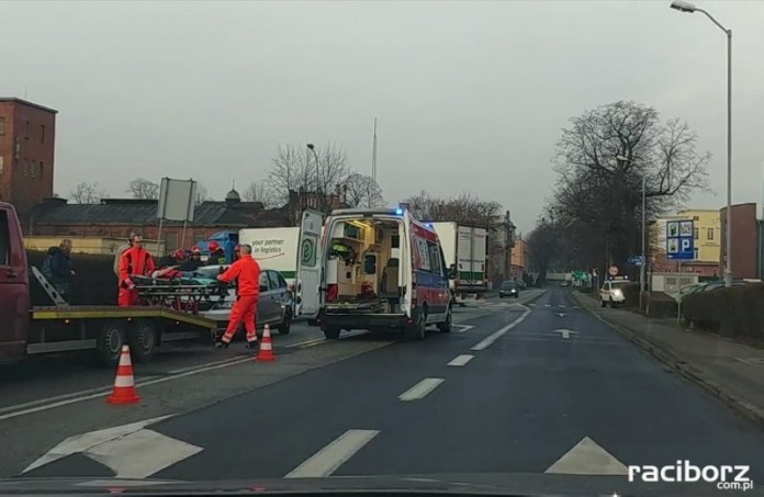 Trzy pojazdy zderzyły się na Piaskowej w Raciborzu. Śmigłowiec zabrał dziecko do szpitala