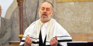 Midraszowy Teatr Żydowski. Robert Urbanowski podczas otwarcia wystawy "Chasydzi w Lelowie"