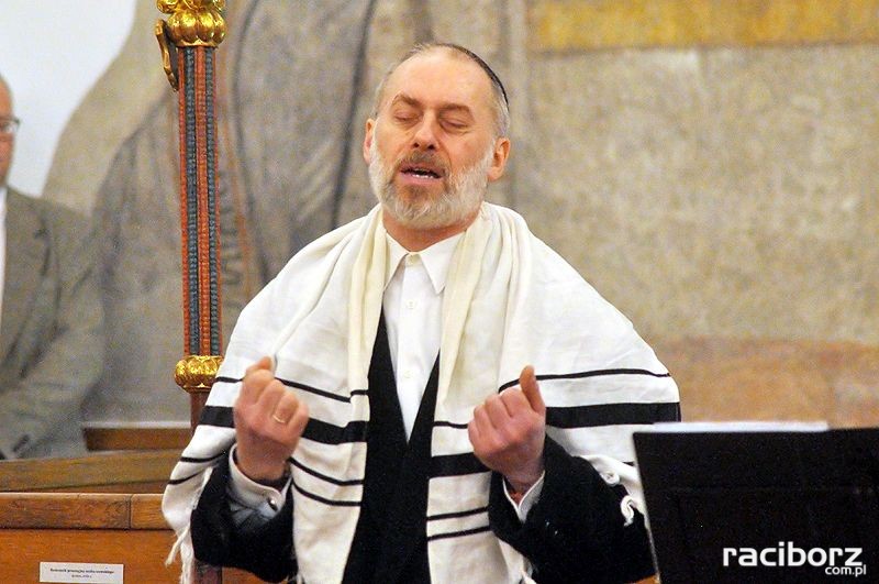 Midraszowy Teatr Żydowski. Robert Urbanowski podczas otwarcia wystawy "Chasydzi w Lelowie"