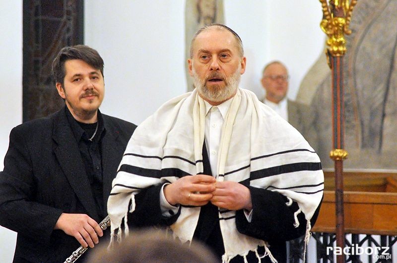 Robert Urbanowski podczas otwarcia wystawy "Chasydzi w Lelowie" w raciborskim muzeum