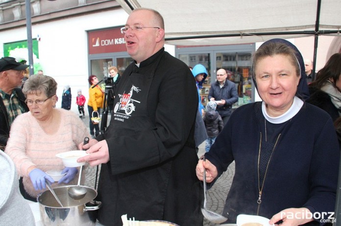 Śniadanie wielkanocne na rynku w Raciborzu