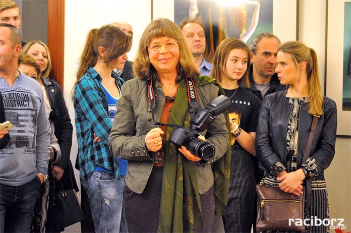 Kuratorki wystawy fotografii pt. „Kobieta zmienną jest”, dr Gabriela Habrom-Rokosz (po lewej) oraz dr Katarzyna Kwiotek (po prawej), podczas wernisażu.