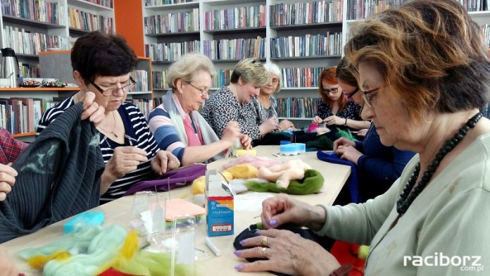 Warsztaty filcowania w Klubie Przyjaciół Biblioteki na Ostrogu