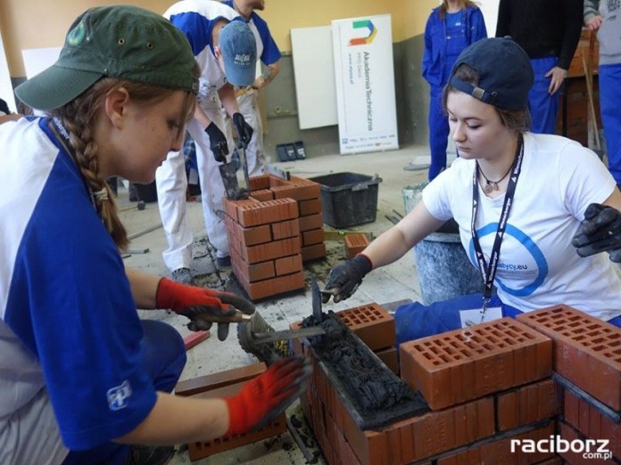 W ramach projektu wezmą udział w płatnych praktykach i stażach zawodowych.