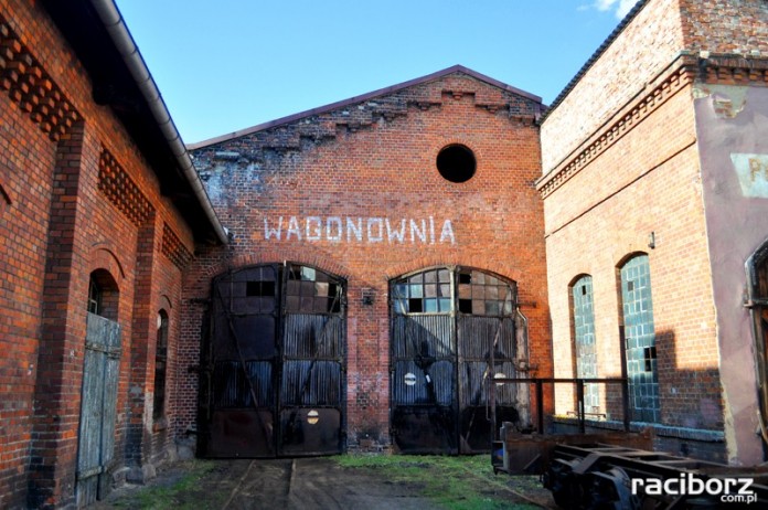 Budynek lokomotywowni i wagonowni – naprawa dachu, roboty budowlane wewnątrz budynku, m.in. remont posadzki, ścian, sufitu, instalacji elektrycznej, remont elewacji.