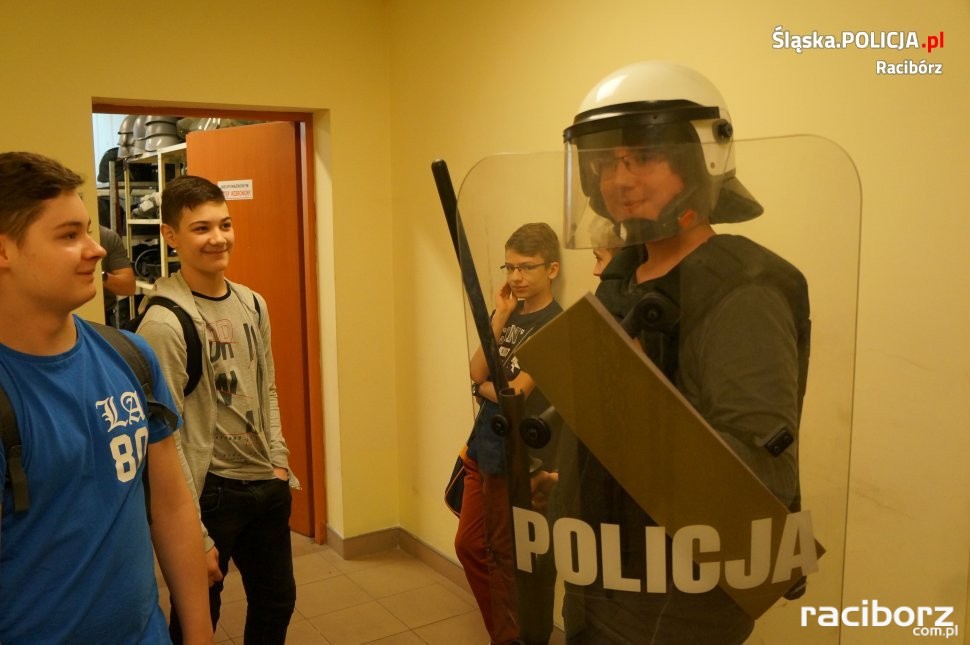 Uczniowie SP 4 z wizytą u raciborskich policjantów