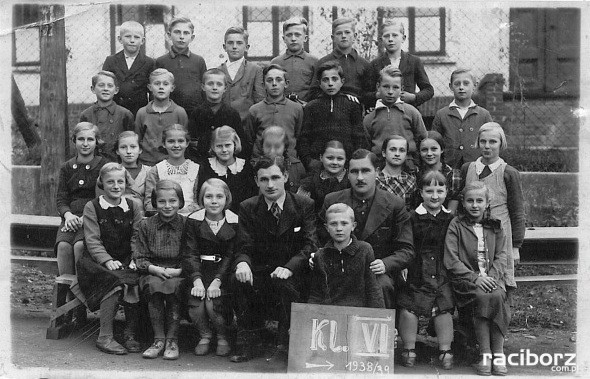 Ostatnia klasa SP w Brzeziu. Helena Jędrzejczyk i Jan Darowski