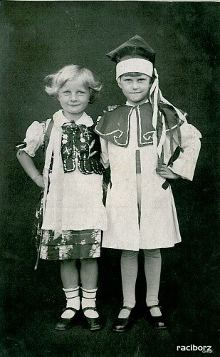 I klasa SP w Brzeziu. Helenka Jędrzejczyk z koleżanką