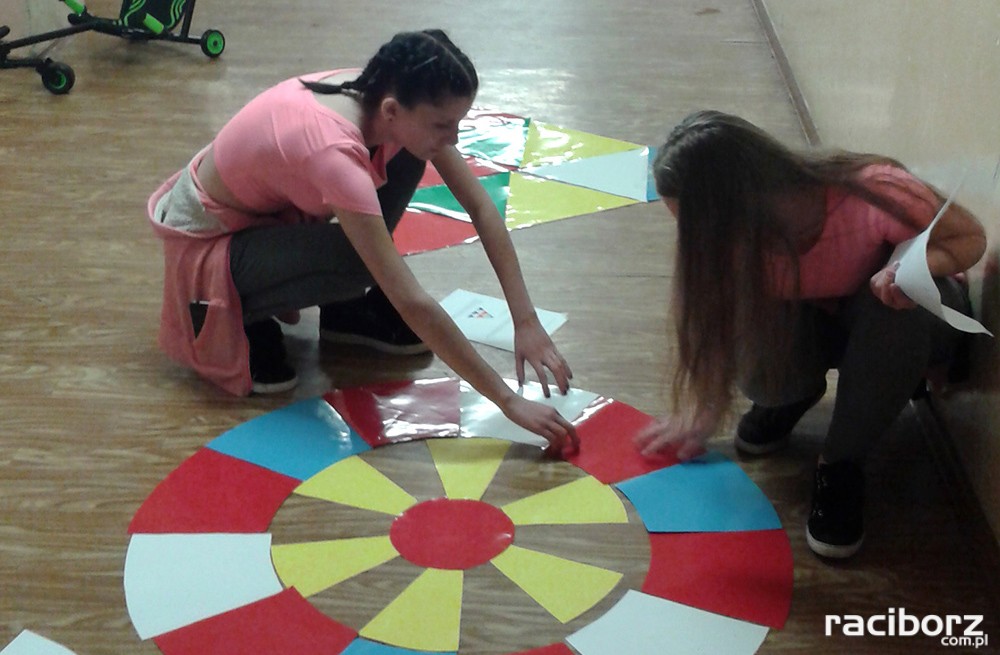 „Matematyczne gry korytarzowe – dla każdego coś fajnego”. ZSS Racibórz