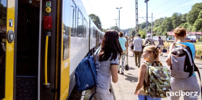 Koleje Śląskie na weekend wzmacniają kursy w Beskidy