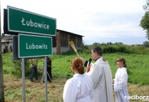 Na zdjęciu poświęcenie dwujęzycznych tablic w miejscowości Łubowice w 2008 roku.