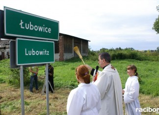 Na zdjęciu poświęcenie dwujęzycznych tablic w miejscowości Łubowice w 2008 roku.