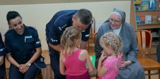 Raciborscy policjanci z wizytą w "Zielonym Zakątku" w Pogrzebieniu