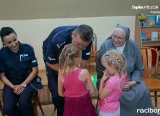 Raciborscy policjanci z wizytą w "Zielonym Zakątku" w Pogrzebieniu