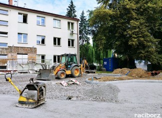 Racibórz: Trwają prace budowlane w ZUS. Powstanie m.in. nowy parking