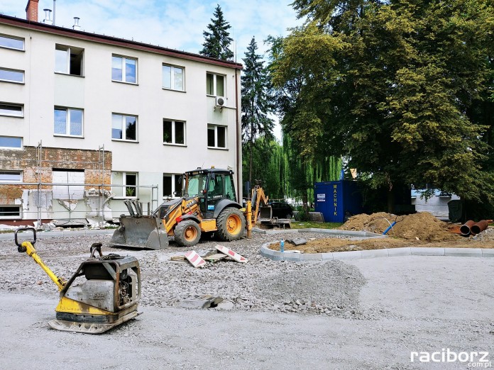 Racibórz: Trwają prace budowlane w ZUS. Powstanie m.in. nowy parking