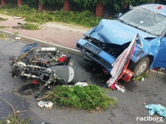 Pijany kierowca zbiegł z miejsca zdarzenia.