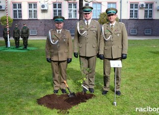 Dąb Niepodległości został posadzony na terenie Komendy Śląskiego Oddziału Straży Granicznej