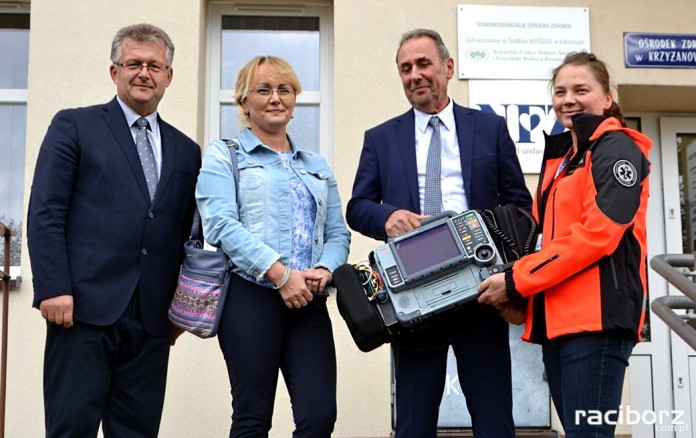 Nowy defibrylator dla ambulansu pogotowia w Krzyżanowicach