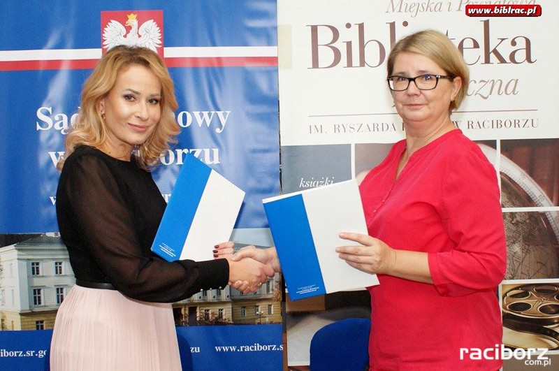 Dyskusję poprzedziło uroczyste podpisanie porozumienia o współpracy Sądu Rejonowego w Raciborzu reprezentowanego przez Marzenę Korzonek oraz Miejskiej i Powiatowej Biblioteki Publicznej im. Ryszarda Kincla w Raciborzu reprezentowanej przez Małgorzatę Szczygielską