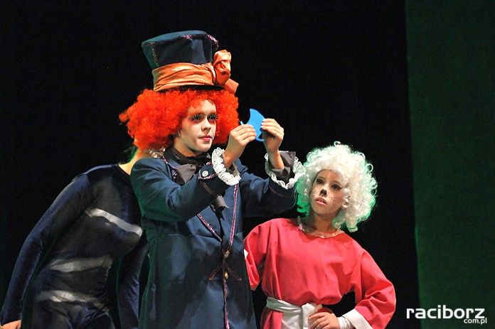 “Through the Looking Glass” – závěrečné představení polsko-českého projektu – Internetový portál Ratiboř