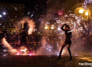 WOSP racibórz pokaz tanca z ogniem na rynku