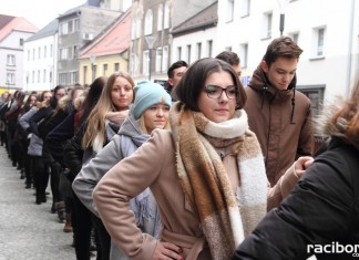 Uczniowie Ekonomika zatańczyli poloneza na Długiej