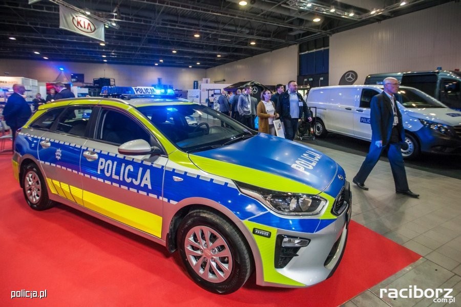 Fast wie Deutsch. Die Polizei testet neue Markierungen für Polizeiautos. – Internetportal Ratibor