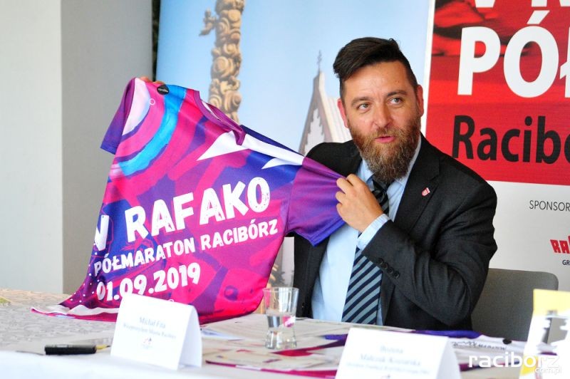 Na koszulce znajdują się motywy z koszulek z czterech poprzednich edycji