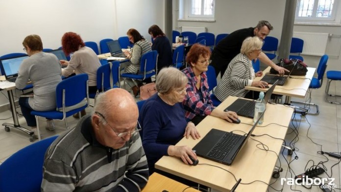 Bezpłatny kurs komputerowy dla seniorów w raciborskiej bibliotece