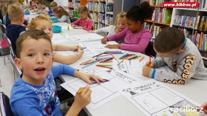 Raciborskie przedszkolaki i czarownika Irenka w bibliotece