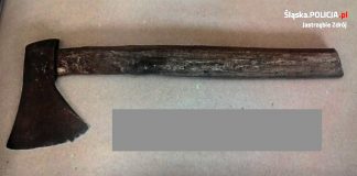 Rzucił siekierą w policjantów