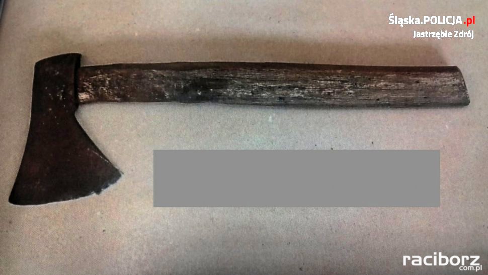 Rzucił siekierą w policjantów