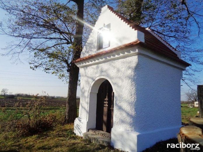Remont dachu kapliczki na Grobli w Markowicach zakończony
