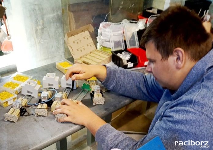 Uczniowie ZSS w Raciborzu realizują praktyki wspomagane