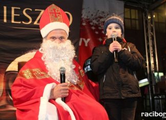 Mikołaj ze strażakami na raciborskim rynku