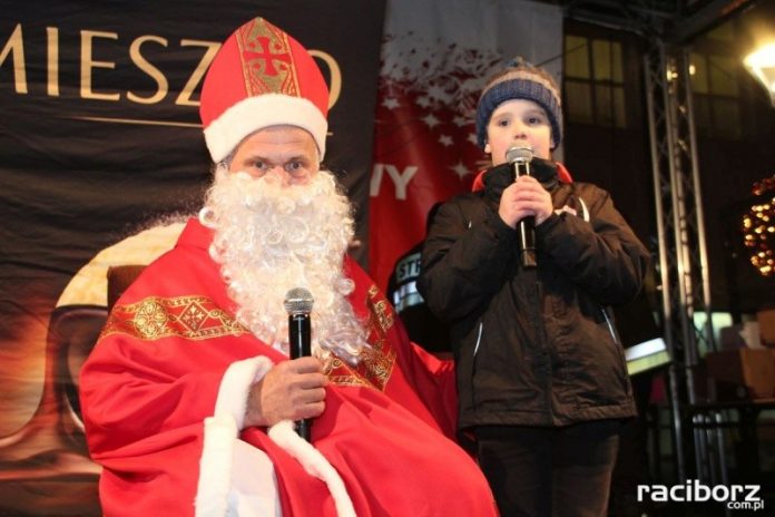 Mikołaj ze strażakami na raciborskim rynku